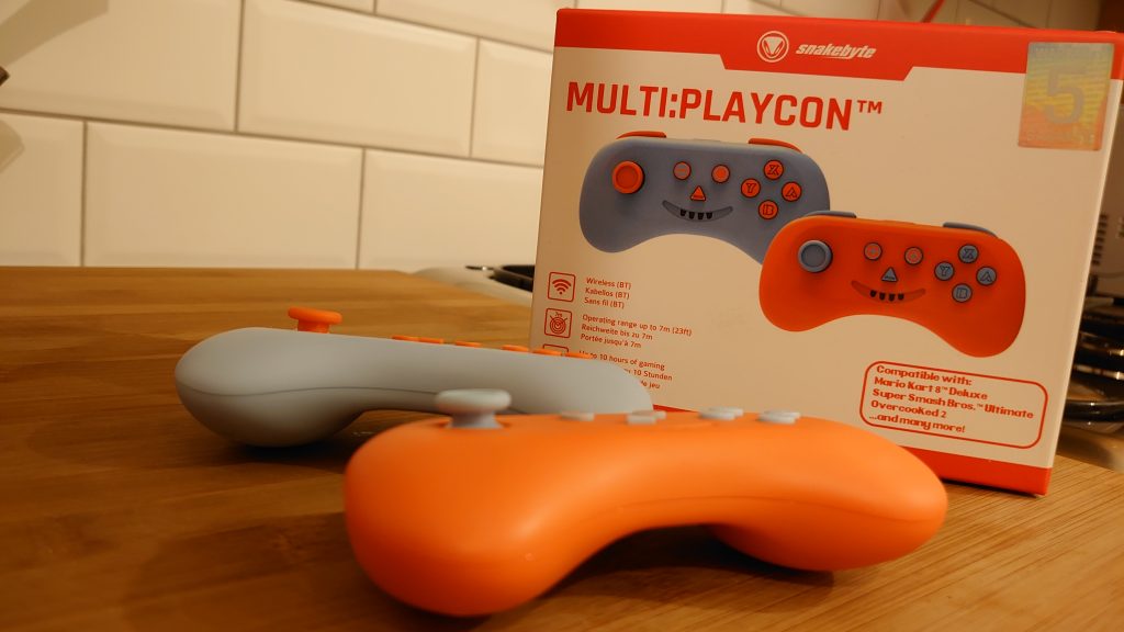 MULTI:PLAYCON controllers next to their box