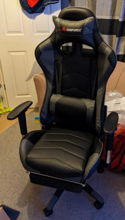 JL Confurmi Classic Gaming Chair footrest tucked away