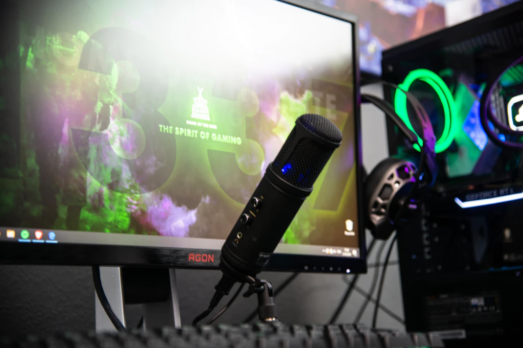 Professional Streaming Setup with mic, keyboard, headset, monitor and PC ideal for use on Twitch and YouTube