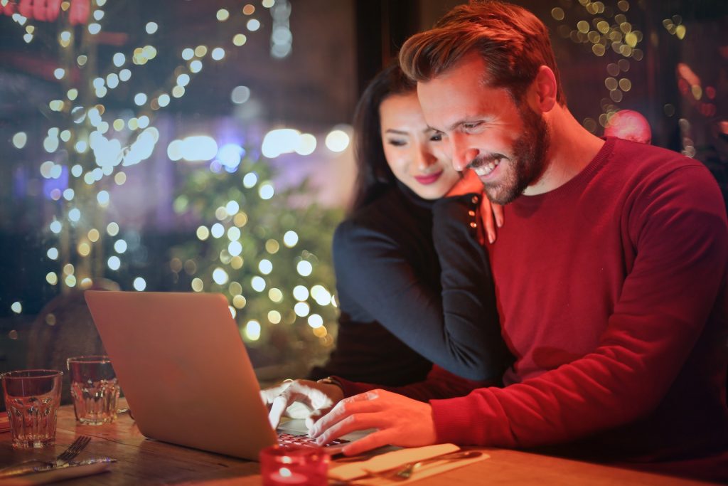 Relationships in the digital age: Showing a couple on a Laptop after having met online