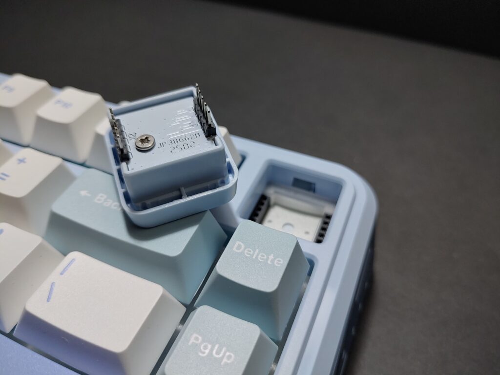Mechlands Vibe75 V2 review – Clean looks, great feel, no fluff 11 Mechlands Vibe75 V2 - TFT screen switch