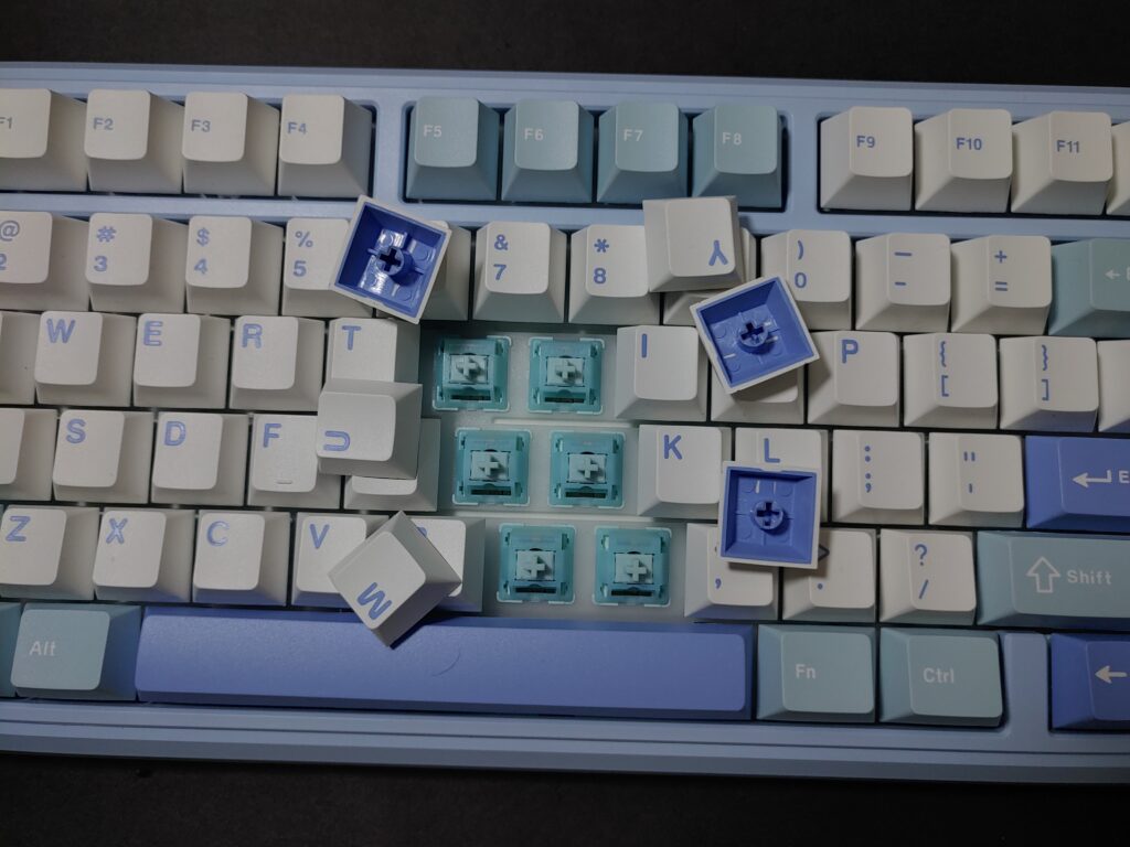 Mechlands Vibe75 V2 review – Clean looks, great feel, no fluff 5 Mechlands Vibe75 V2 - Closeup shot of switches and keycaps