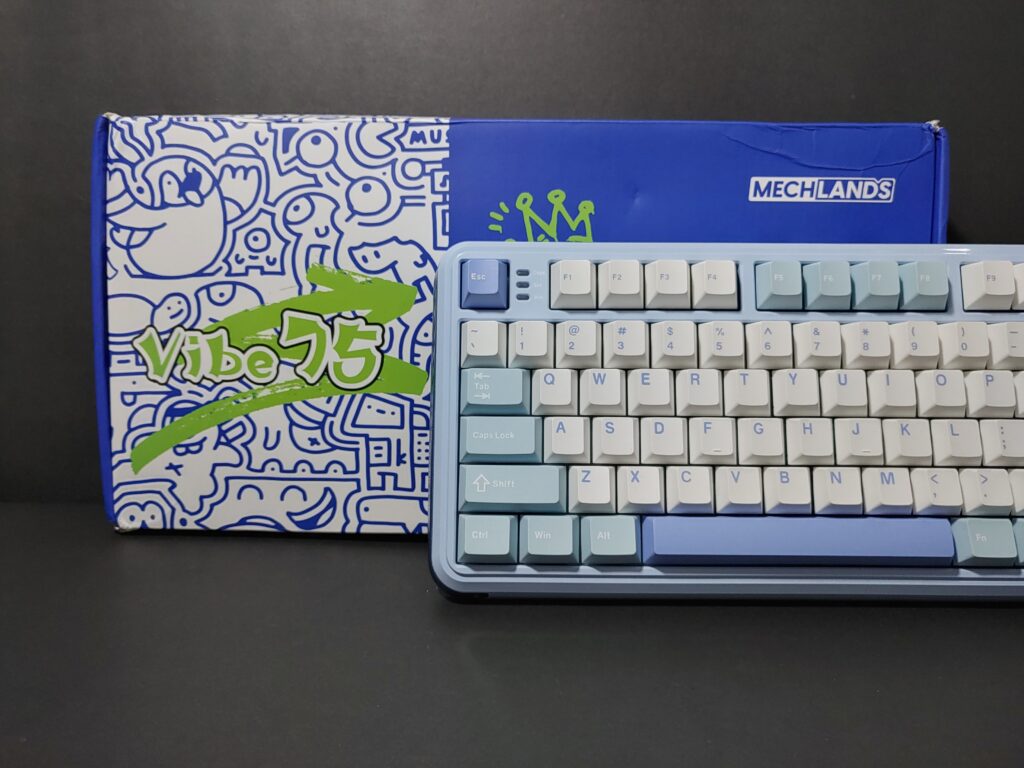Mechlands Vibe75 V2 - Keyboard in front of Box