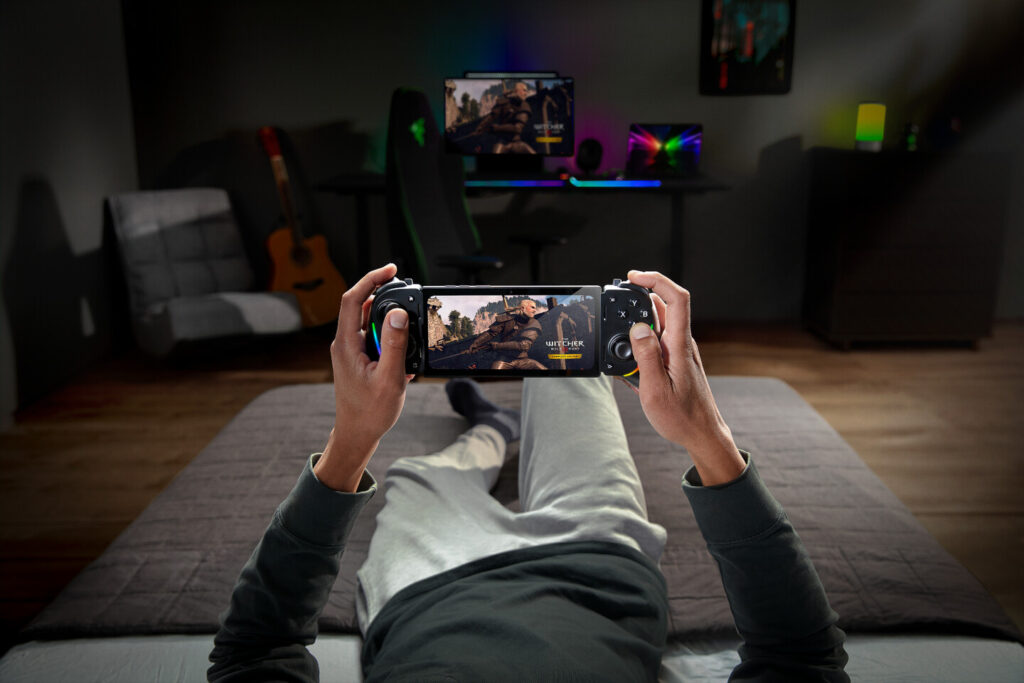 Razer PC Remote Play, holding PC Remote Play in his hands