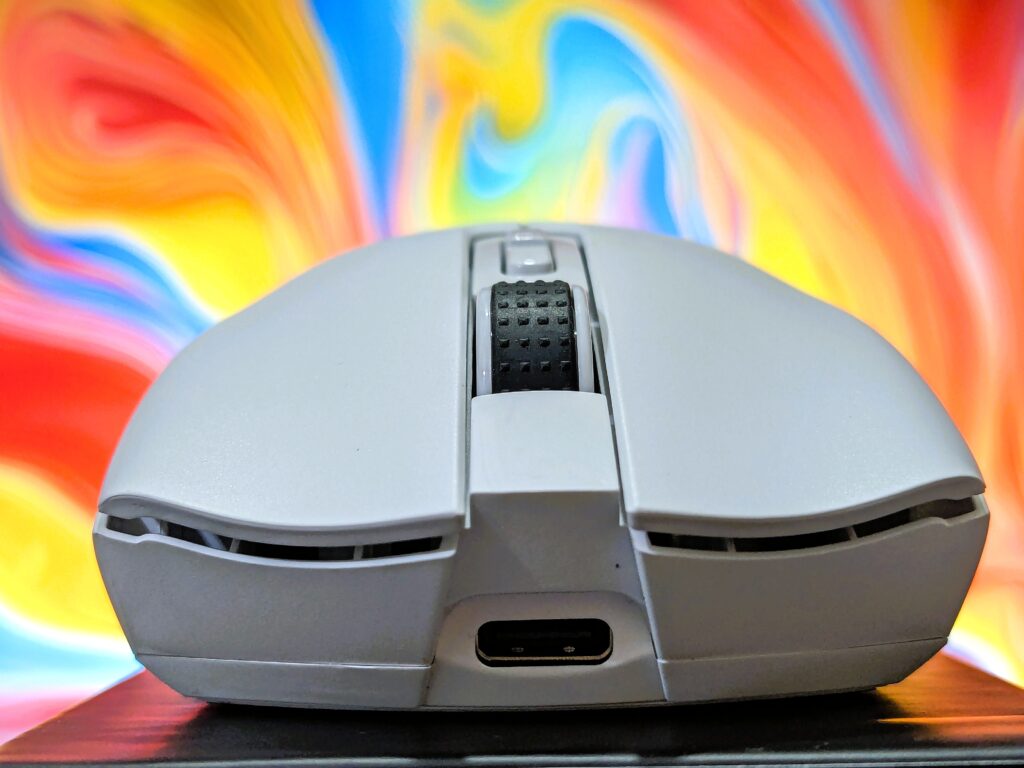 EPOMAKER Click Mouse review – Fast, light, and full of power 15 EPOMAKER Click Mouse - Front buttons and connectivity port