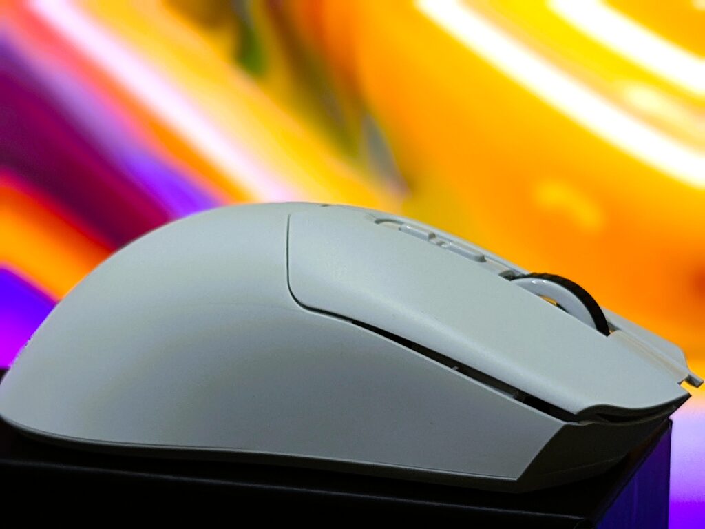EPOMAKER Click Mouse review – Fast, light, and full of power 13 EPOMAKER Click Mouse - Side View