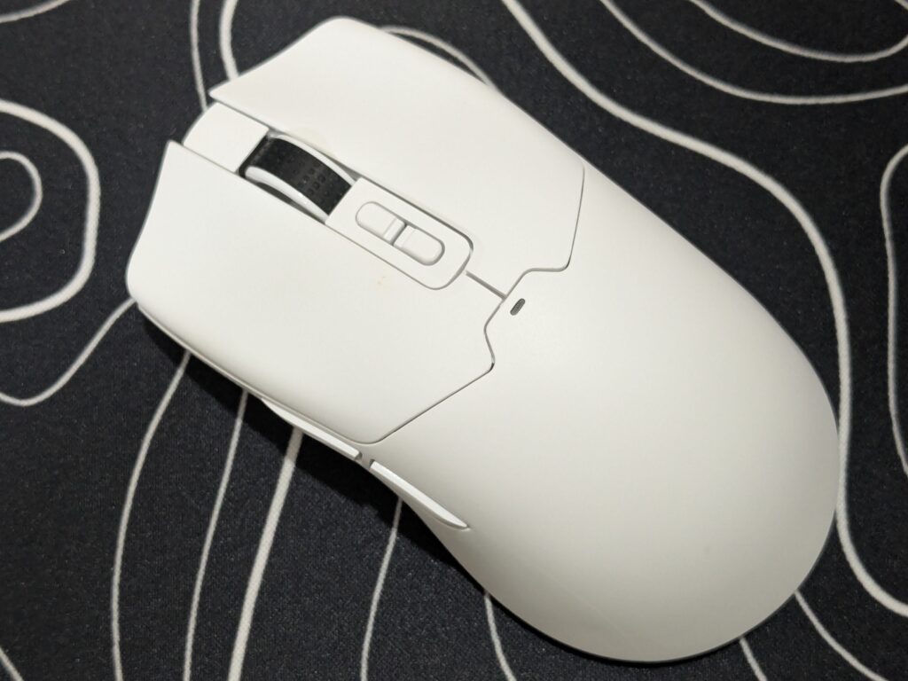 EPOMAKER Click Mouse review – Fast, light, and full of power 11 EPOMAKER Click Mouse - On mousepad