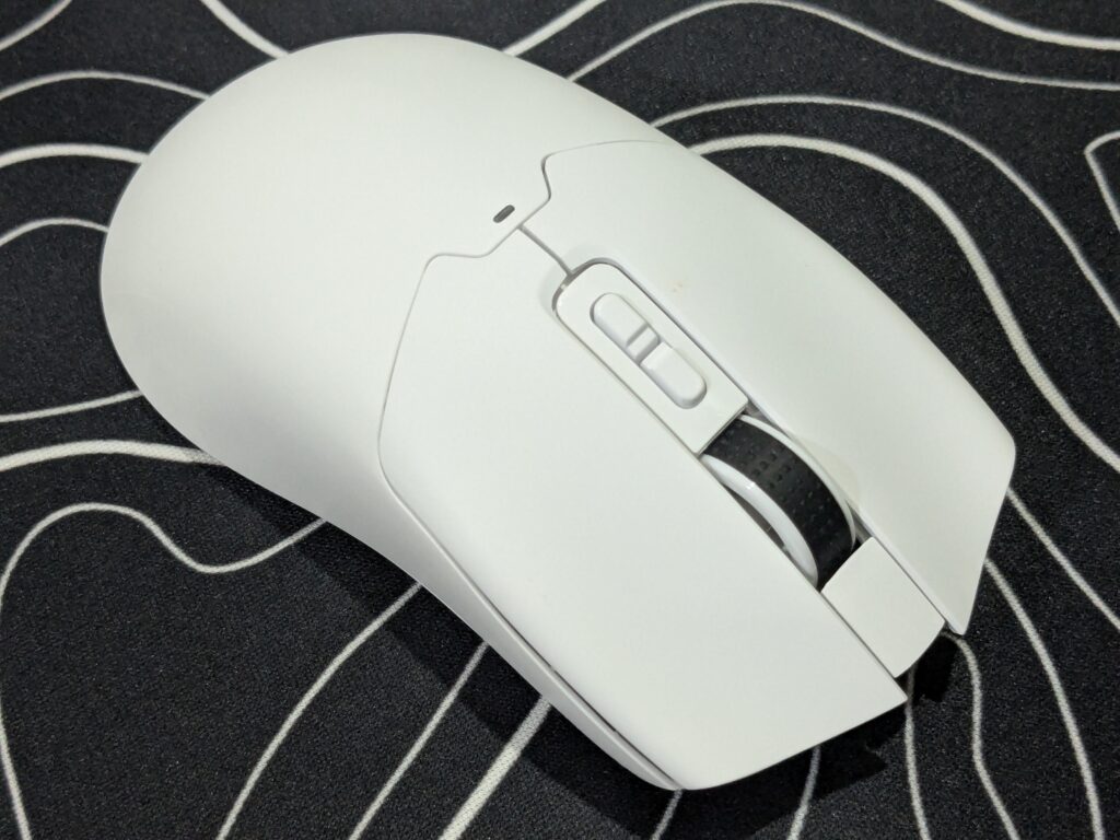 EPOMAKER Click Mouse review – Fast, light, and full of power 12 EPOMAKER Click Mouse - On mousepad upside down