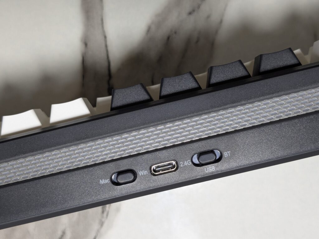 EPOMAKER TH85 review – A compact keyboard with stunning RGB flair 16 EPOMAKER TH85 - Connectivity Ports