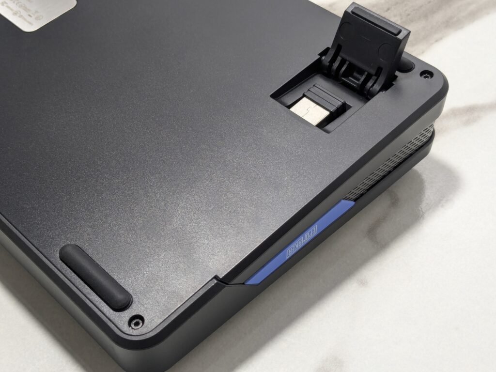 EPOMAKER TH85 review – A compact keyboard with stunning RGB flair 13 EPOMAKER TH85 - Kickstand