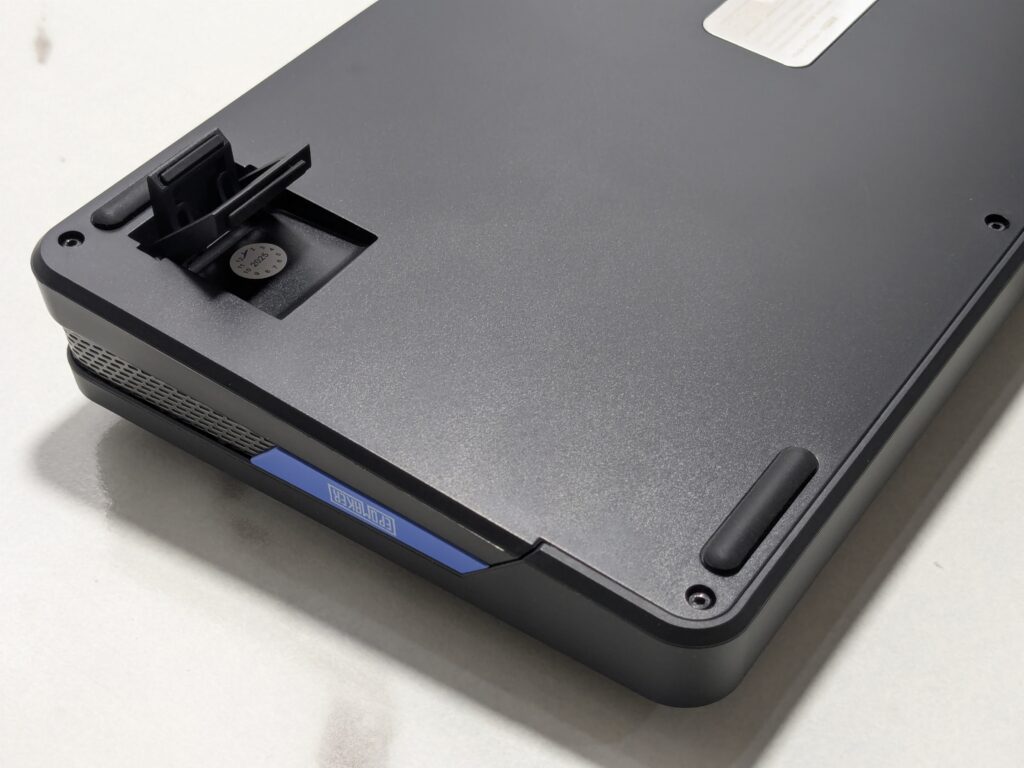 EPOMAKER TH85 review – A compact keyboard with stunning RGB flair 14 EPOMAKER TH85 - Kickstand