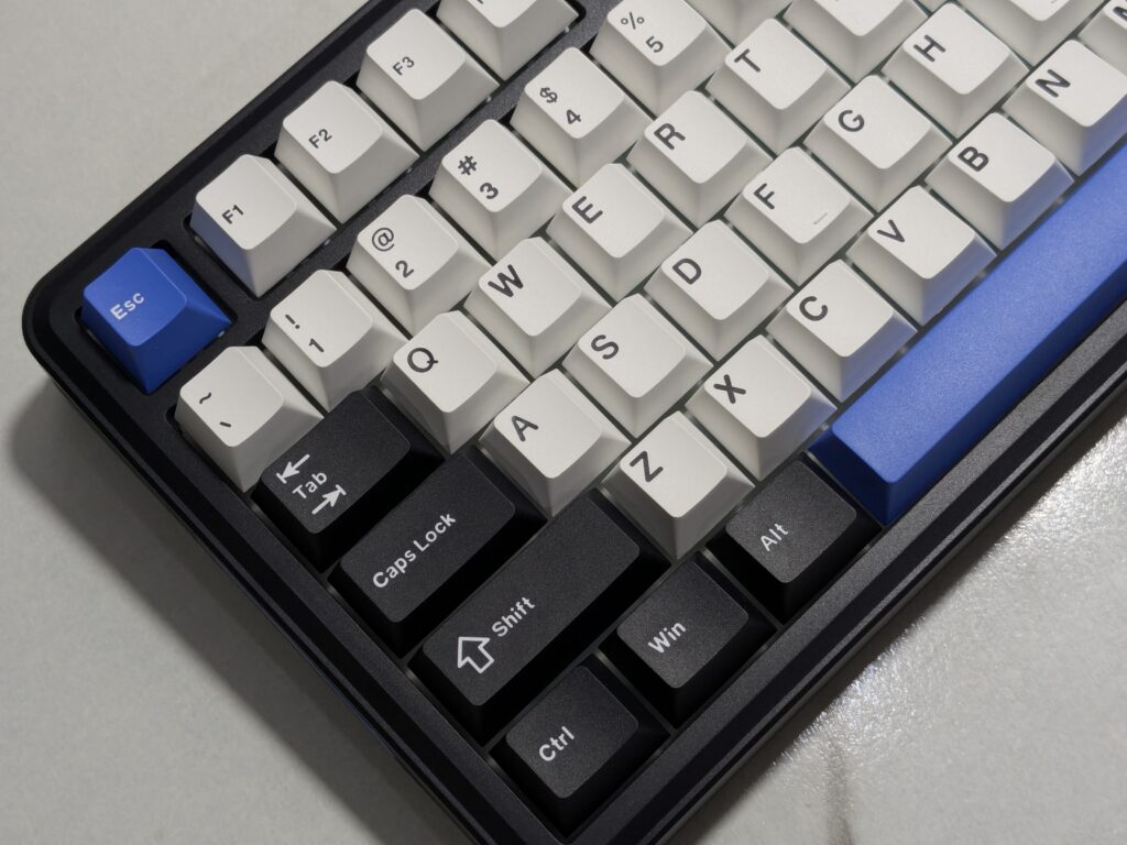 EPOMAKER TH85 review – A compact keyboard with stunning RGB flair 10 EPOMAKER TH85 - Left Side
