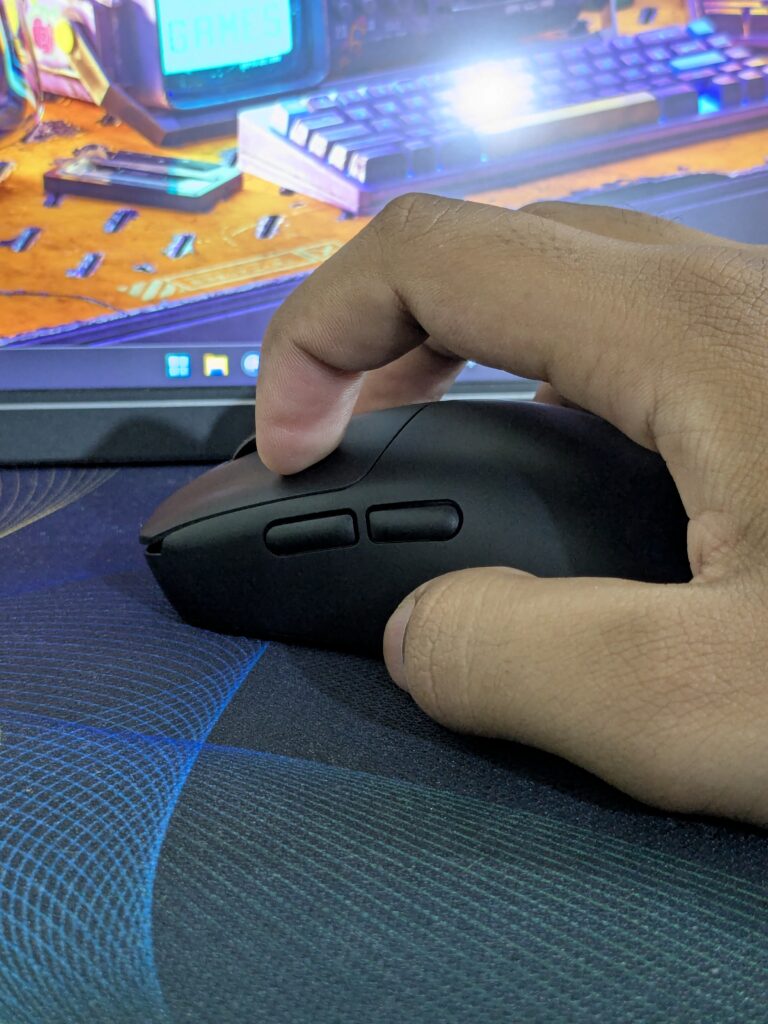 Aula SC800 review: A feather-light gaming mouse with solid sensor performance 8 Aula SC800 - hand grip
