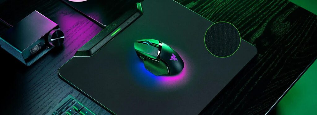 Razer unveils powerful HyperFlux V2: The future of effortless wireless charging for gamers! 4 Razer Hyperflux V2 - Mouse on mousepad
