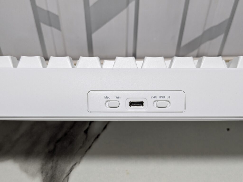 EPOMAKER G84 Mechanical Keyboard - Connectivity port and switches