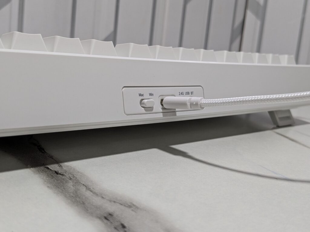 EPOMAKER G84 Mechanical Keyboard - USB-C port and Mac/Win switch