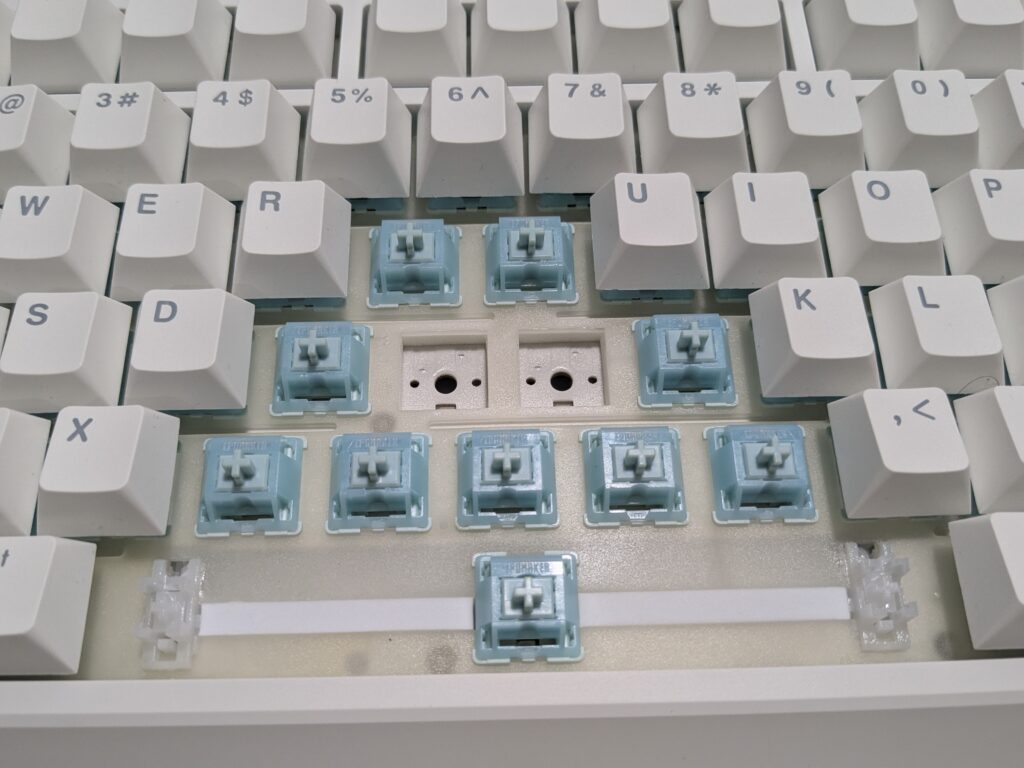 EPOMAKER G84 Mechanical Keyboard - Switches installed