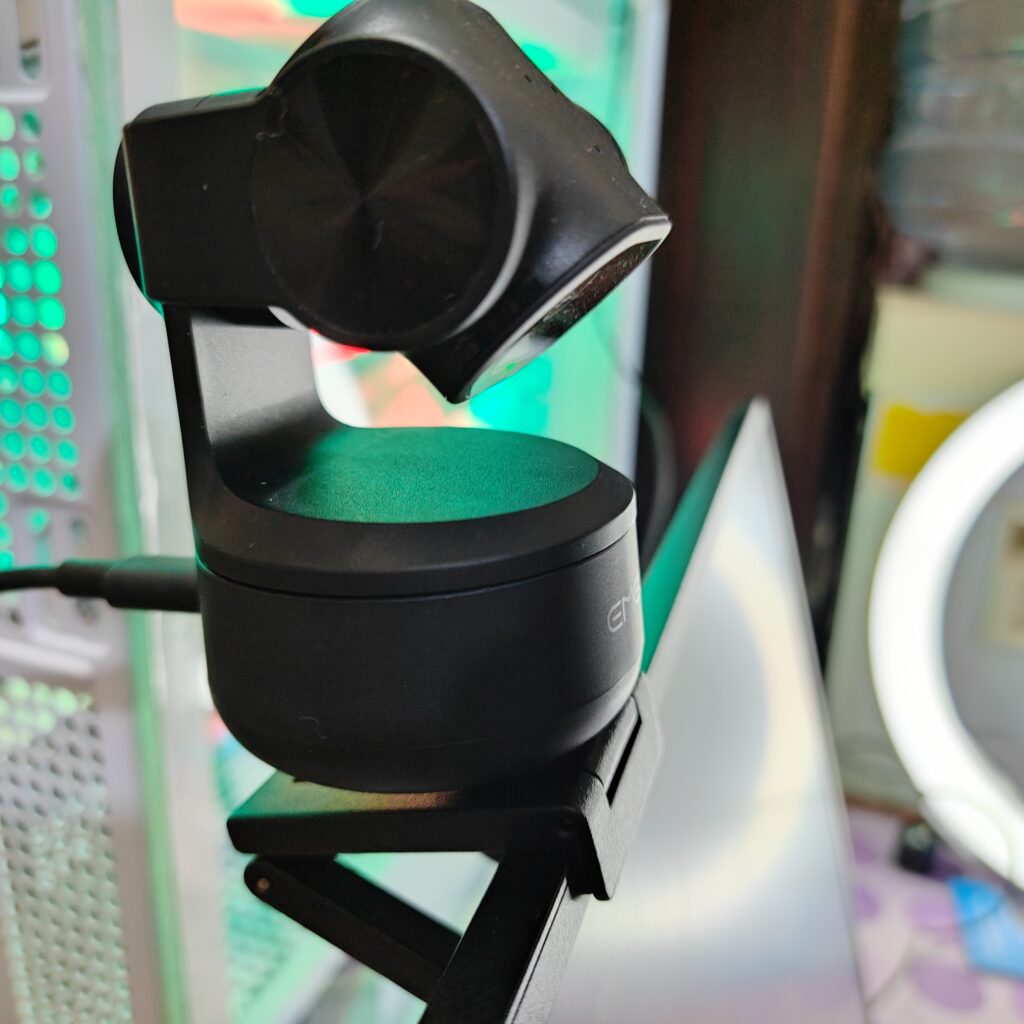 EMEET PIXY 4K dual-camera AI PTZ webcam review: Smart, sharp, but not quite perfect 21 Side view of the EMEET PIXY 4K AI Webcam mounted