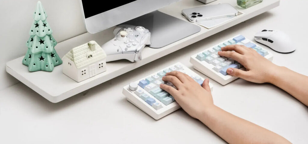 EPOMAKER Split70 - Split Keyboard being used (white)