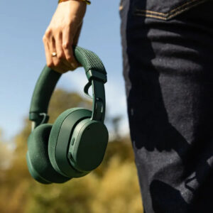 Fairphones Fairbuds XL - Being held by the headstrap